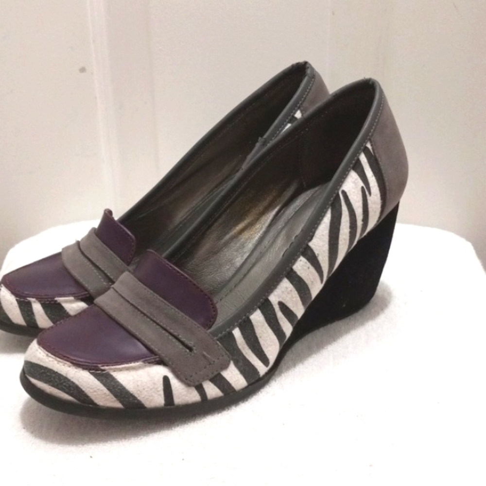Groove Zebra Suede like Wedge Shoe Size 8.5